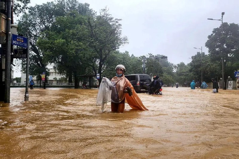 越南中部遭暴雨袭击 四人死逾10万户被淹越南环境部星期三（10月29日）说，本周越南中部地区遭遇破纪录的强降雨所引发的洪水已造成至少四人死亡，超过10万户房屋被淹