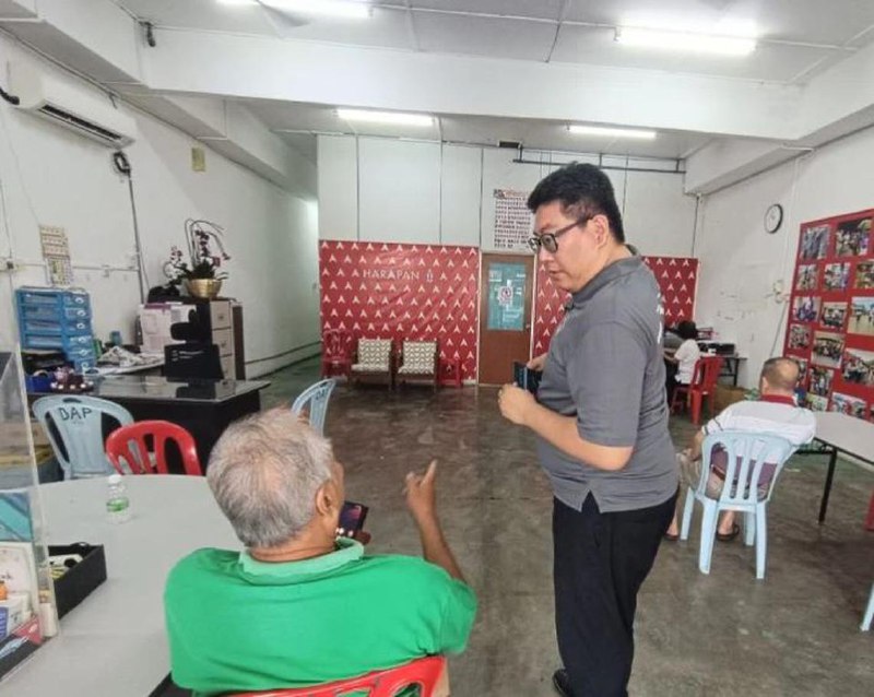 马国马口诊所流感疫苗短缺 预约排到两个星期后马来西亚各个指定卫生诊所星期二（2月18日）起开放流感疫苗接种，唯有森美兰州仁保县马口镇生诊所的疫苗还未到货，需向仁保医院借调疫苗应对