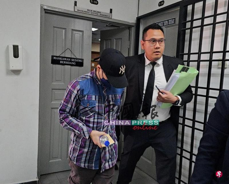 新山女童被掳案 被告戴口罩鸭舌帽现身法庭被控掳走新山六岁女童廖家慧的被告梁文胜，星期四（9月12日）戴着口罩和鸭舌帽现身新山法庭，避免样貌曝光