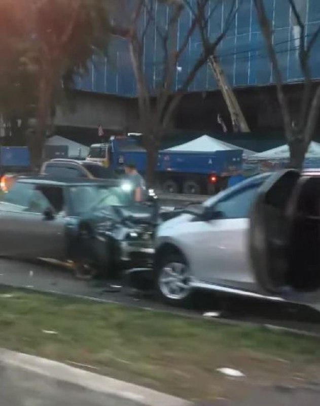 吉隆坡情人节恐怖车祸 两车相撞酿两尸三命马来西亚首都吉隆坡发生两车相撞事故，酿两尸三命惨剧
