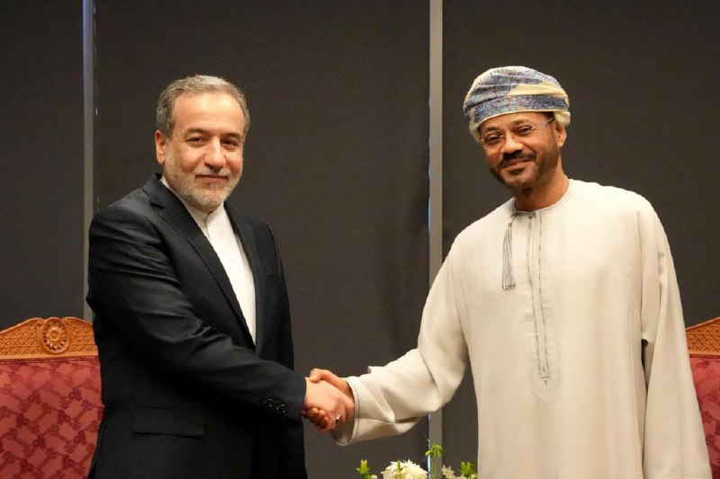 伊美在阿曼开启“间接”核谈判 聚焦缓和局势与囚犯交换伊朗和美国在阿曼就伊朗核计划启动“间接”谈判，谈判重点包括缓和地区紧张局势、交换囚犯等