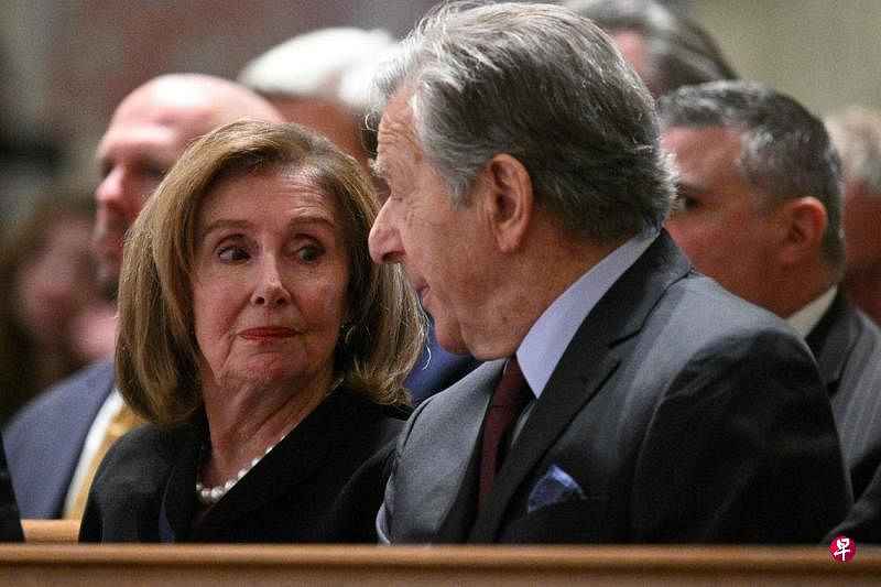 美众院前议长佩洛西丈夫袭击者 被判处终身监禁两年前用锤子袭击美国前众议院议长佩洛西丈夫保罗的男子，被加利福尼亚州州法院判处终身监禁，不得假释