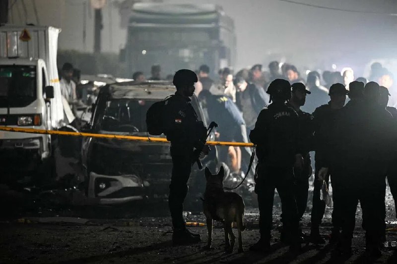 印度首都发生汽车爆炸 酿至少八死20伤印度首都新德里历史悠久的红堡附近发生汽车爆炸事件，造成至少八人死亡，20人受伤