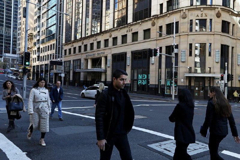 澳洲失业率降至4.2% 全职就业人数激增澳大利亚失业率小幅下降就业上升，表明劳动力市场依然紧俏，澳大利亚央行对降息保持谨慎的理由得到加强