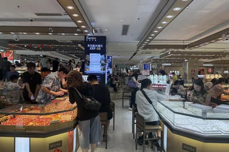 避险需求增强 中国黄金消费降幅放缓今年前三个季度，中国黄金消费降幅速度较上年同期放缓，尽管高金价抑制了珠宝消费，但强劲的避险需求继续支撑投资需求