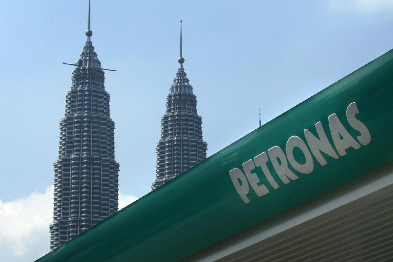 马国国油公司削减10%员工 冻结外部招聘随着原油价格下跌导致盈利大幅下滑，马来西亚国家石油公司将启动重组计划，削减10%员工，以确保长期竞争力