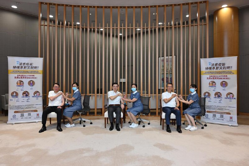 李家超与港官员接种流感疫苗 吁民众尽早接种香港特首李家超星期五（9月26日）呼吁民众尽早接种季节性流感疫苗，并上传了他和另外两位特区官员接种疫苗的照片