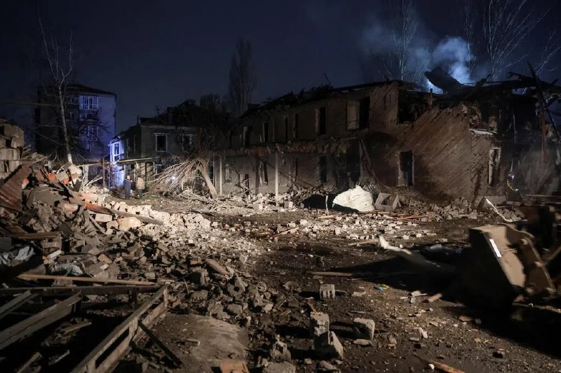 英国考虑向乌移交俄冻结资产 美反对动用俄资产援乌乌克兰媒体报道，英国正考虑将价值80亿英镑（约138亿新元）的俄罗斯被冻结资产移交给乌克兰，美国则呼吁欧洲国家不要同意利用俄罗斯被冻结资产向乌克兰提供“赔偿贷款”