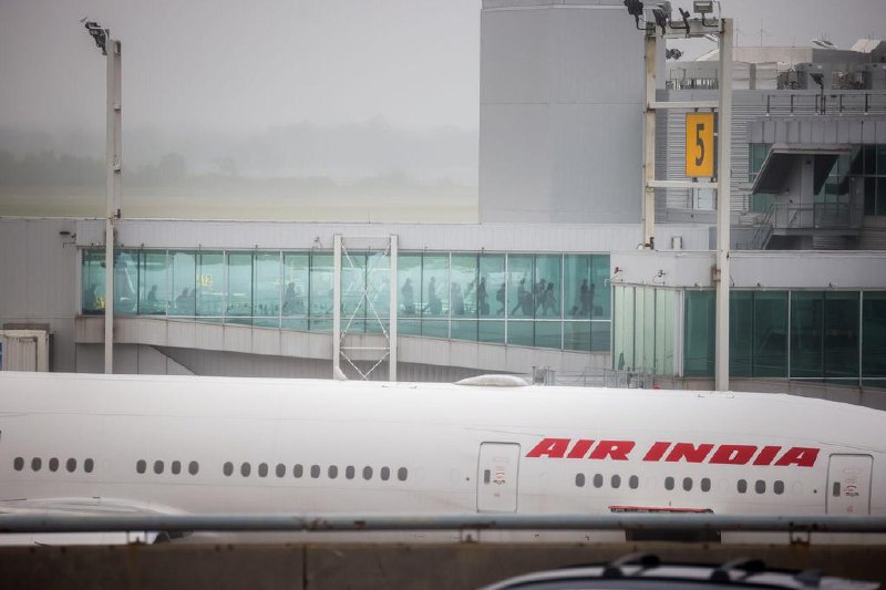一架印度航空客机接炸弹恐吓 在普吉岛紧急降落泰国普吉岛机场消息，原定从普吉岛飞往德里的一架印度航空公司客机因接到炸弹威胁折返，并要求紧急降落