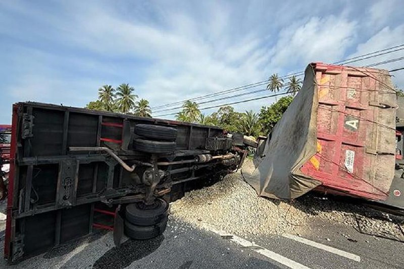 马国霹雳州致命车祸 九名联邦后备队警员丧命马来西亚联邦后备队罗厘与载沙石的罗厘迎面相撞，造成九名联邦后备队警员丧命