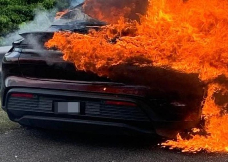 马国保时捷电动车行驶中起火马来西亚霹雳州一辆市值至少57万令吉（约17万4000新元）的保时捷Taycan电动跑车，星期天（2月9日）在南北大道美罗路段行驶时，不知何故起火烧成废铁