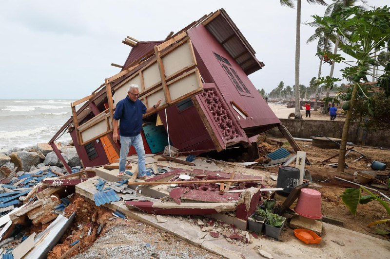 滔天大浪及大涨潮连日肆虐 马国登州海岸线 面目全非滔天大浪加上大涨潮连日肆虐，造成马来西亚登嘉楼州多个地区的优美海岸线，在一夕之间面目全非