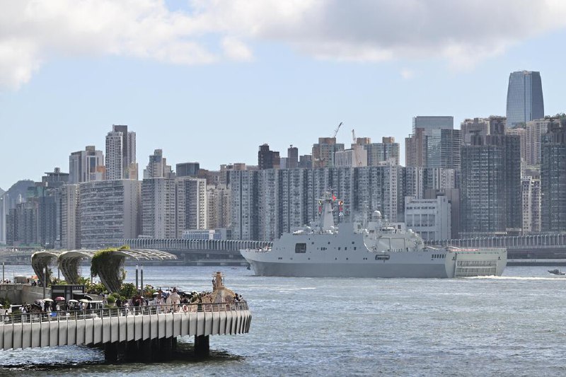 大陆军舰离港期间 美籍韩裔工程师涉违规操作无人机被捕在中国大陆军舰离港期间，有一名美国籍韩国裔工程师在禁飞区操作无人机被捕