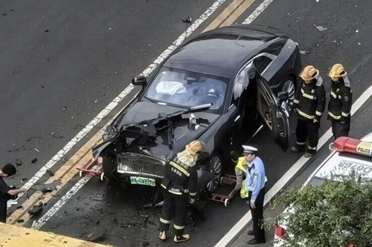 中国知名车评人陈震驾劳斯莱斯发生车祸后致歉中国知名车评人陈震驾驶豪车劳斯莱斯闪灵时发生交通事故，被判定负全部责任