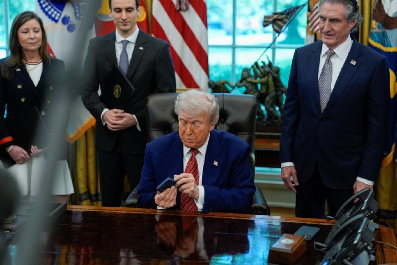 特朗普对苹果关税威胁扩大至所有智能手机制造商美国总统特朗普将他对美国智能手机巨头苹果公司的关税威胁，扩大至韩国三星电子公司和其他智能手机生产商