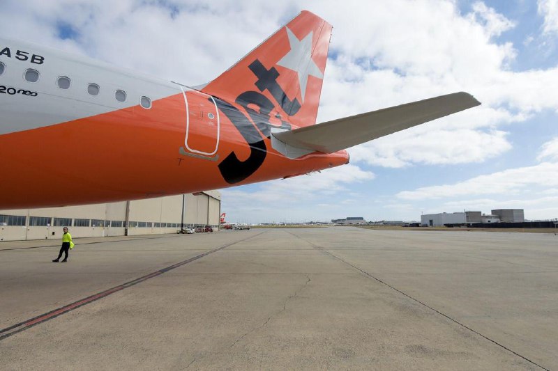 携枪少年企图登上澳洲飞机 被乘客制伏一名携带枪支和弹药的17岁少年潜入墨尔本机场试图登上飞机，但被澳大利亚乘客制伏