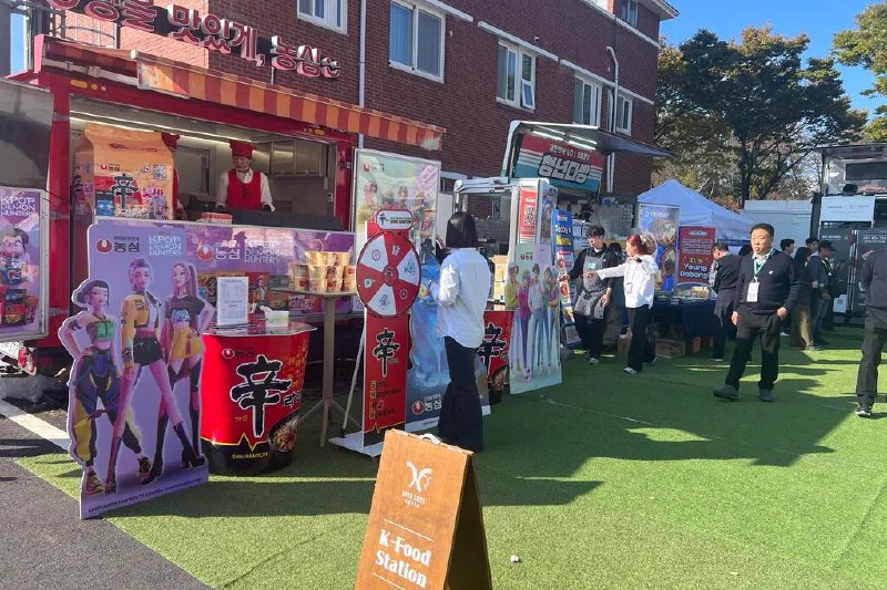 【APEC花絮】K-Food飘香 庆州峰会现场掀“韩国味道热”在庆州举行的亚太经合组织（APEC）领导人非正式会议期间，来自韩国各地的代表性食品齐聚峰会现场，成为与外交盛会并行的“第二焦点”