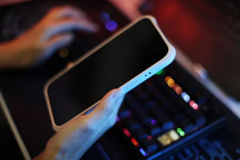 误信“财富培训”马国退休男子投资IPO 失财逾78万元诈骗集团开设“财富培训”群组，声称免费提供学习投资课程，诱骗马来西亚一名六旬华裔退休男子投资在中国的首发股（IPO）计划后，骗走男子逾248万令吉