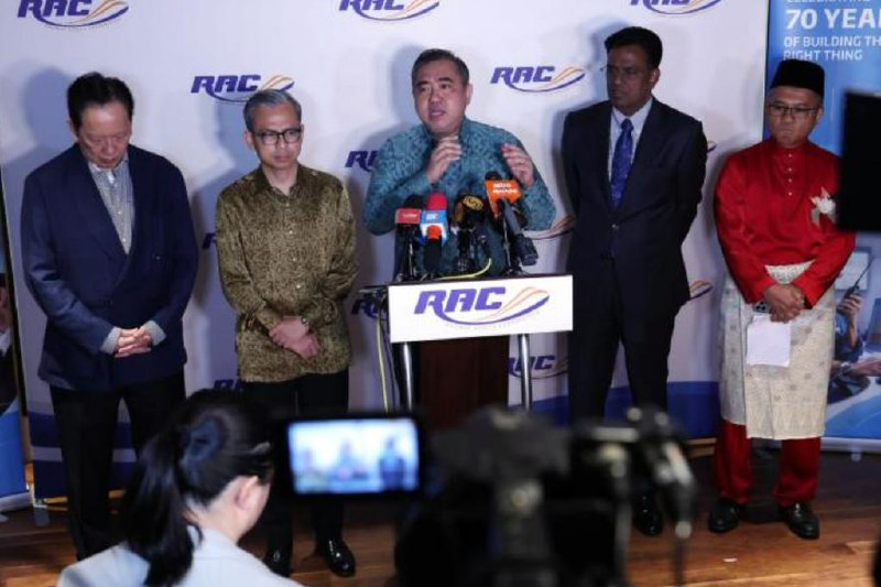 马泰交通部长5月会谈 推动马中无缝铁路衔接马来西亚交通部长陆兆福说，他将于5月2日到曼谷与泰国交通部长会面，商讨泛亚铁路网发展事宜，其中马国列车通行泰国时的通关程序将是重点议题之一