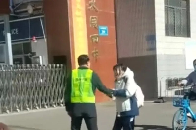 山西大同校园“烤肠风波” 女生哀求副校长还车匙引舆情山西大同校园上周末发生一起“烤肠风波”，一名女中学生在校门口摊档买淀粉肠，被副校长阻拦，并强行收走女学生的电动车和家门钥匙