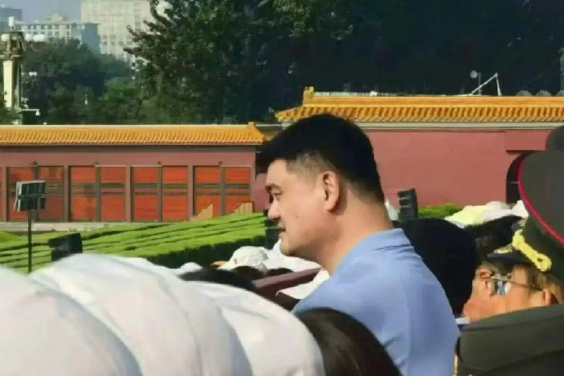 姚明甄子丹郑钦文等文体明星观礼阅兵式中国星期三（9月3日）上午在天安门广场举行阅兵仪式，包括姚明、甄子丹、潘展乐、郑钦文、苏炳添等多个文体明星也出现在阅兵式现场