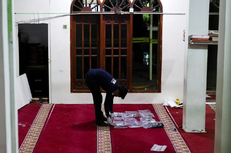 雅加达学校回教堂爆炸 警方发现疑似爆炸物印度尼西亚警方在调查首都雅加达一座回教堂爆炸案时，发现了疑似爆炸物，嫌疑人正在康复中