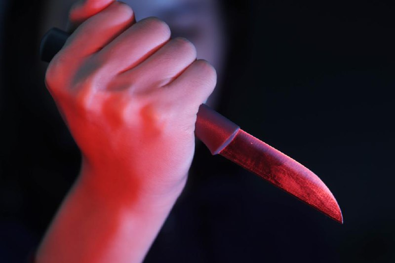 日本酒吧持刀行凶事件 两人被刺身亡嫌疑人当场被捕日本静冈县滨松市一家酒吧星期天（7月6日）凌晨发生持刀行凶事件，两名工作人员被刺身亡，嫌疑人当场被捕