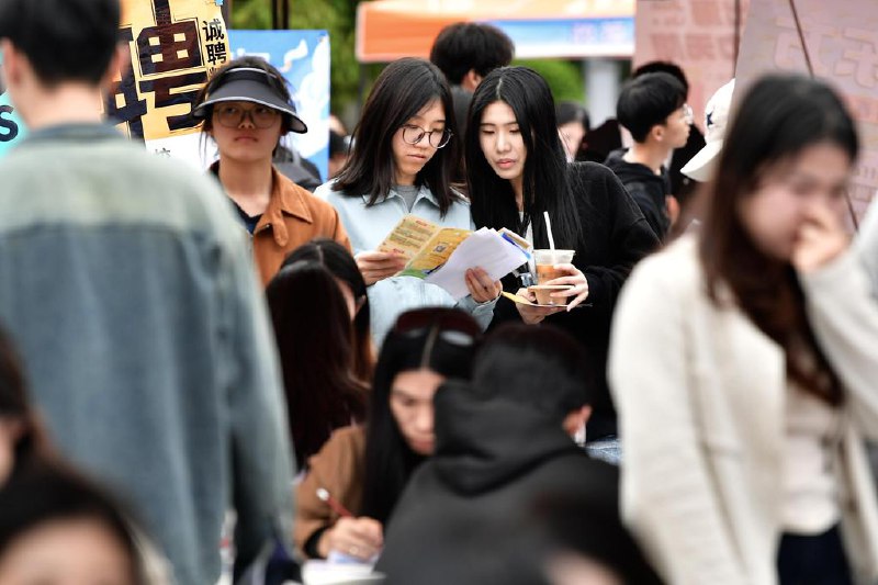 下午察：强制缴社保 谁更需要谁？中国最高法院一则司法解释，再次将社保话题推到舆论的风口浪尖，“社保新规”星期四（8月7日）冲上微博热搜