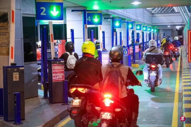 新山关卡强化执法 多名骑士因违法行为被捕马来西亚新山移民及检疫中心（CIQ）近期加强执法，打击违反法律或破坏关卡设施的电单车骑士