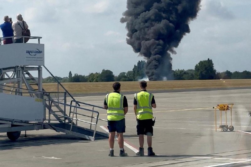一架小型飞机在英国东南部坠毁 伤亡人数不详一架小型飞机在英国首都周边地区的一座机场坠毁，伤亡情况不详，涉事机场暂时关闭