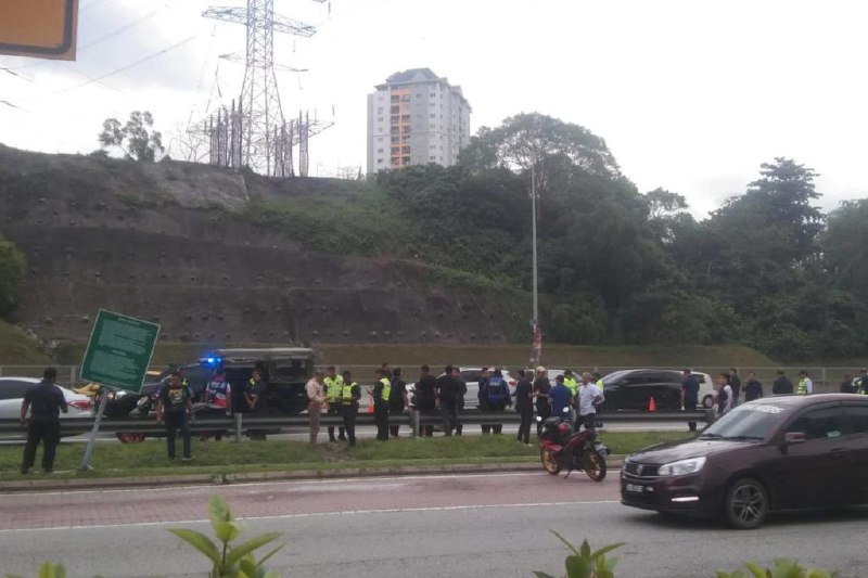 马国大道恐怖命案 女子疑遭抛出车外被证实身亡马来西亚吉隆坡大道发生恐怖命案，华裔女子疑遭人从客货车扔到马路上，被证实身亡