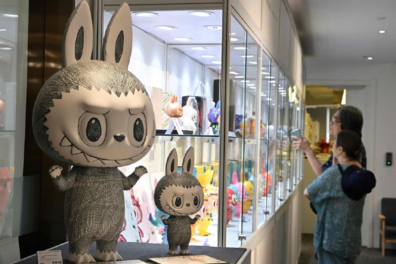 受拉布布热潮推动 泡泡玛特上半年盈利料增350%中国潮玩制造商泡泡玛特（Pop Mart）预计，在拉布布（Labubu）系列玩偶风靡全球的推动下，集团截至6月底的上半年盈利将激增至少350%，营收也将增长至少200%