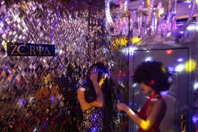 TikTok上传接吻视频 尼日利亚法院强制当事人结婚尼日利亚卡诺市的一家法院星期二（10月21日）向法新社透露，两名TikTok网红因发布了双方热吻的视频而被法院勒令结婚