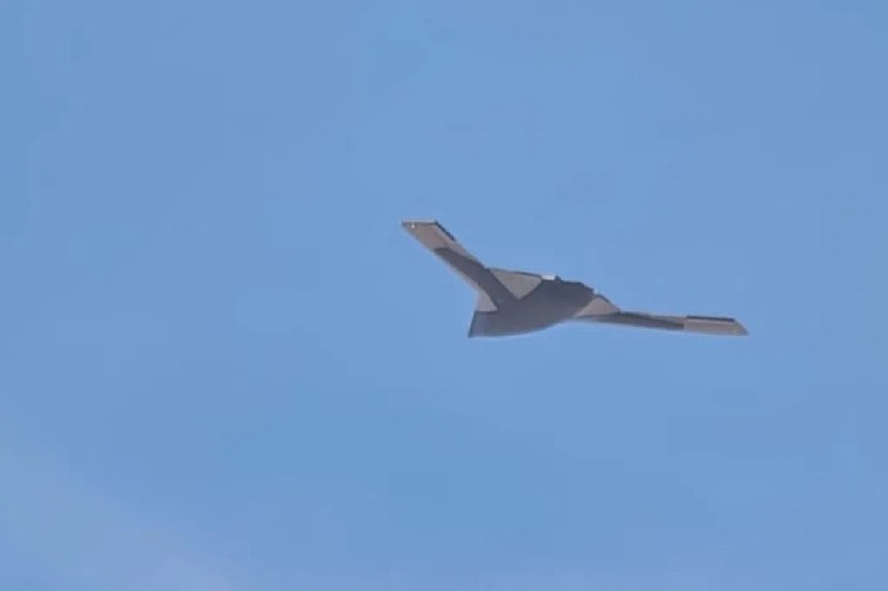 下午察：新型无人隐身轰炸机首次腾空中国一款无人巨型隐身轰炸机首次升空试飞的消息，这几天刷爆军迷圈