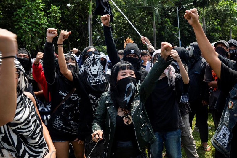 菲律宾反贪腐示威爆发冲突 超过200人被捕菲律宾首都马尼拉星期天（9月21日）的大规模反贪腐示威活动上爆发警民冲突，超过200人被警方逮捕，其中包括至少88名未成年人