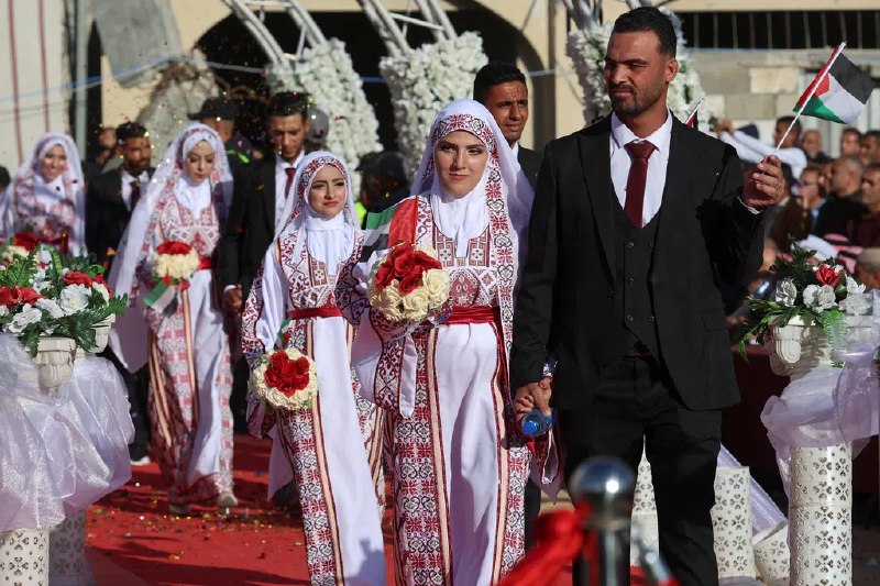 加沙举行集体婚礼 54对新人盼新生活与希望在遭战争重创的加沙地带，54对新人星期二举行集体婚礼，怀抱着对未来的期盼，勇敢步入人生新阶段