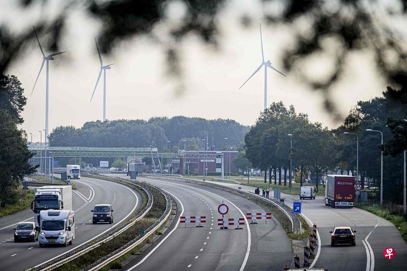 德国加强边境管控 引发领国不满德国内政部称，作为打击非法移民和跨境犯罪努力的一部分，德国于星期一（9月16日）重新在其西部和北部边境实施临时管制，引发波兰和奥地利政府的不满