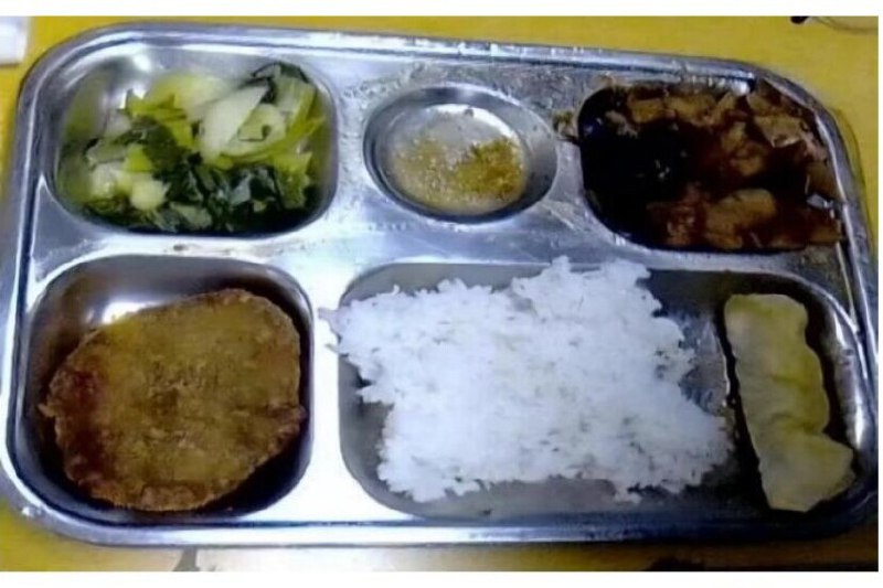 下午察：宁吃预制菜，不要臭午餐？中国网民还在为连锁餐厅西贝是否应使用预制菜争论不休，上海一些家长却开始请愿，希望西贝的预制菜能进校园，与几乎垄断市场的午餐供应商绿捷竞争