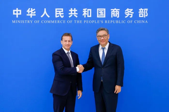 王文涛：推动解决空客在华发展经营问题和关切中国商务部部长王文涛星期二（10月21日）会见法国航空巨头空中客车公司首席执行官傅里，承诺北京将积极推动解决空客在华发展经营中遇到的问题和关切，共同维护全球产供链稳定