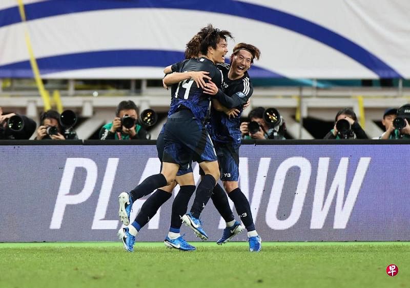 世界杯外围赛亚洲区 日本3比1客场轻取中国“蓝武士”日本队在本地时间星期二（11月19日）晚的世界杯外围赛亚洲区18强赛（第三圈）比赛中，于客场以3比1再次战胜中国队，稳居C组首位