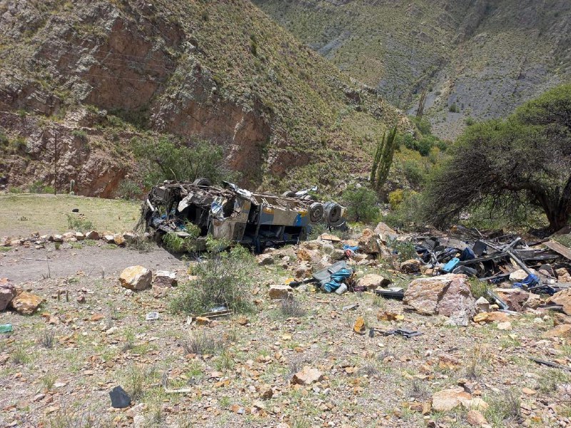 玻利维亚一客车坠入峡谷 至少31人死亡玻利维亚西南部波托西省发生一起长途客车坠入峡谷事故，造成至少31人死亡、15人受伤