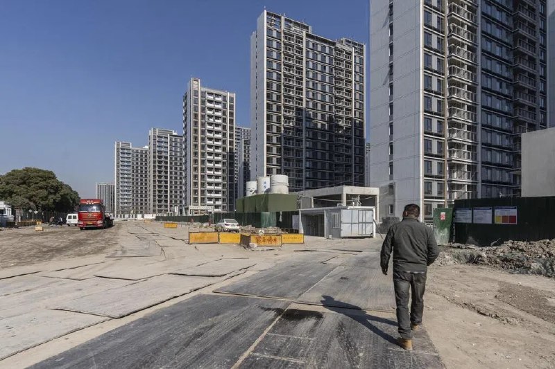 万科债券大跌 投资者担忧爆雷风险万科债星期三（11月26日）延续前一天跌势，“21万科04”跌超20%盘中临停，“21万科06”和“23万科01”跌超12%