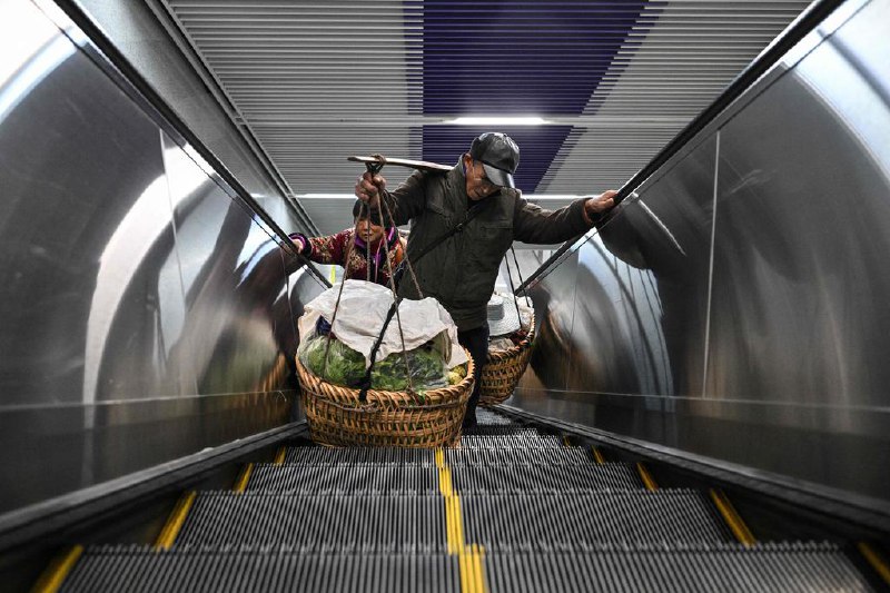 下午察：中国会大幅提高农民养老金应对美国关税战吗？中美关税战开打后，中国将扩大内需视为重要因应之策，有经济学家和民间人士将目光投向中国社会边缘的农村老人，呼吁官方大幅提高他们微薄的养老金，让这个数以亿计的拮据人群能有更高的消费能力