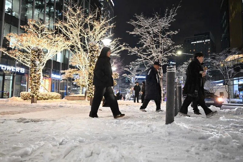 韩国昨晚强降雪 道路结冰出行受阻事故增多受星期四（12月4日）晚突降大雪叠加气温走低的影响，韩国各地星期五（5日）出现道路结冰，引发出行不便和交通事故