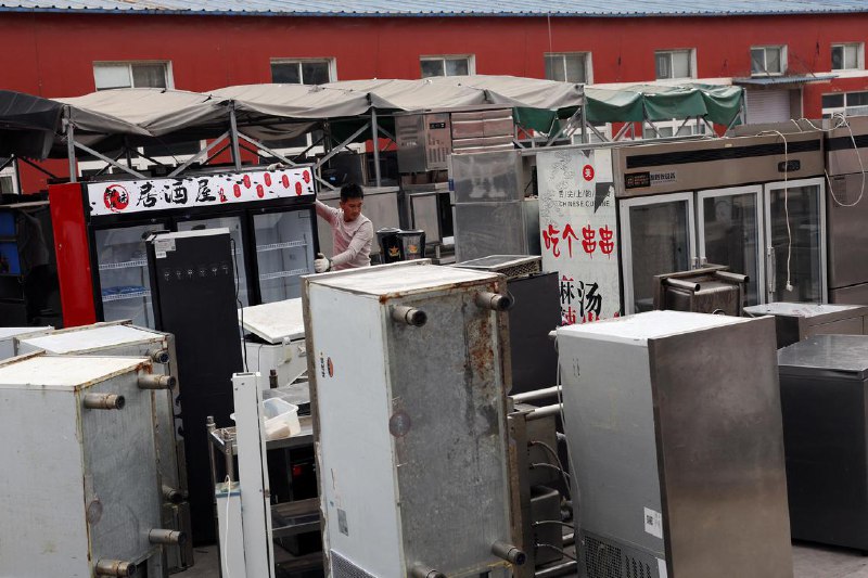 中国餐馆倒闭潮加剧 “餐馆送葬人”应接不暇在中国首都郊区一座破旧的仓库里，38岁的安大为（音译）忙着检查一排排等待转售的巨大冰箱、工业炉灶和商用烤箱，这些设备原本属于已经倒闭的餐馆