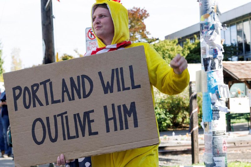 美国俄勒冈州波特兰市起诉特朗普政府美国俄勒冈州总检察长雷菲尔德星期天（9月28日）宣布，俄勒冈州和波特兰市已经向当地一所联邦地区法院起诉特朗普政府，以期阻止政府向波特兰市“非法部署”200名俄勒冈州国民警卫队员