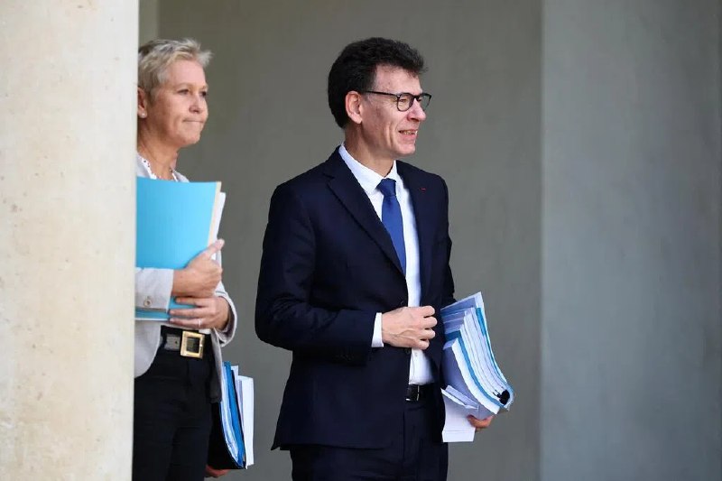 法国将资助15战略研究项目 增强科学技术实力法国将调配3亿欧元（约4亿新元）用于资助15个全新战略研究项目，旨在围绕21世纪的关键领域增强法国的科学和技术实力