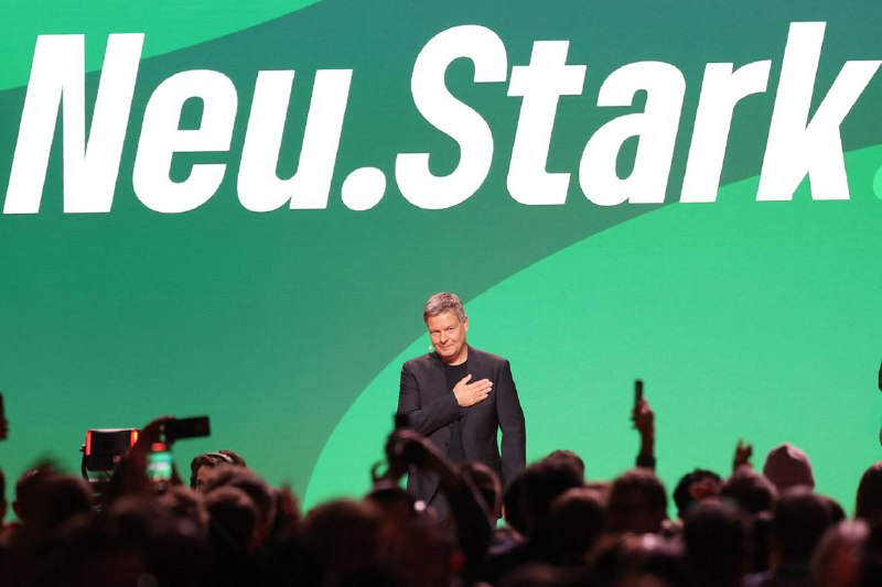 德国领导人新年献词 严批马斯克希望欧洲弱化德国总理朔尔茨和副手哈贝克在新年献词中严厉抨击全球首富马斯克，指责他在德国提前选举前力捧德国极右翼政党，希望欧洲“弱化”