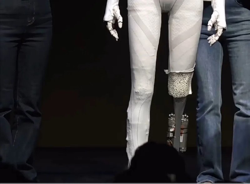 小鹏女机器人超逼真引质疑 何小鹏剪“肌肉”公开内部结构中国国产电动车品牌小鹏研发的人形女机器人IRON，星期三（11月5日）以“走猫步”的惊艳姿态亮相，引起舆论瞩目，部分网民质疑机器人里面“藏了真人”