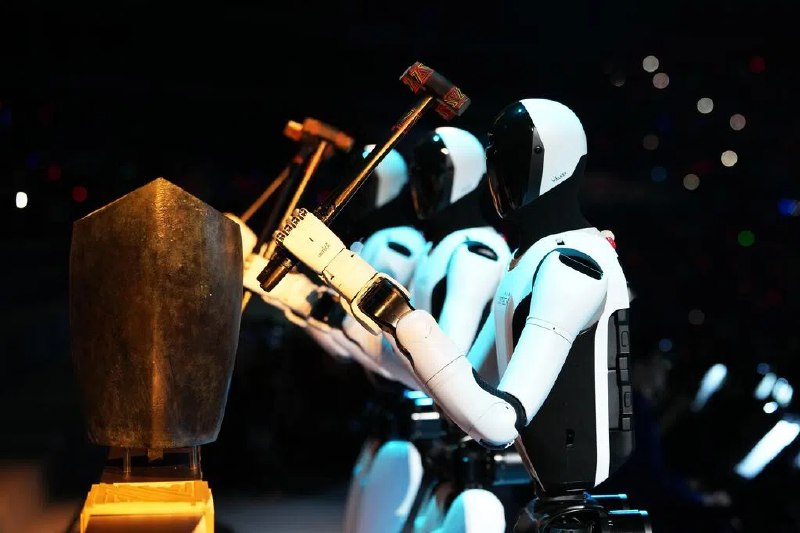 【视频】人形机器人奏响千年青铜礼乐 拉开全运会开幕式大幕随着第一声青铜颤音传出，三台来自深圳企业优必选的全自主具身智能人形机器人，敲响广州南越王墓出土的八件战国青铜句鑃仿制品，拉开全国运动会开幕式大幕